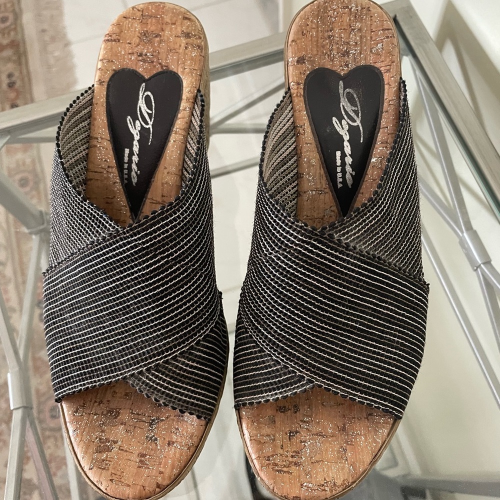 SOOO comfy!EUC like new Degario wedge shoes— fabric sides
